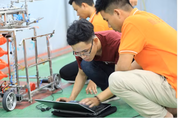 Sân chơi robocon, nơi trải nghiệm kiến thức tuyệt vời cho sinh viên thuộc các ngành liên quan đến Điện – Điện tử - Cơ khí – Tự động hóa. Sân chơi robocon, nơi trải nghiệm kiến thức tuyệt vời cho sinh viên thuộc các ngành liên quan đến Điện – Điện tử - Cơ khí – Tự động hóa.