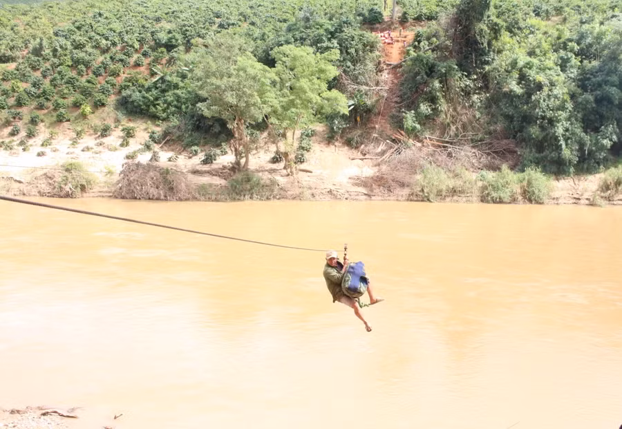 Người dân thôn Đăk Giá (xã Đăk Ang) đu cáp vượt sông Pô Kô để canh tác, sản xuất.