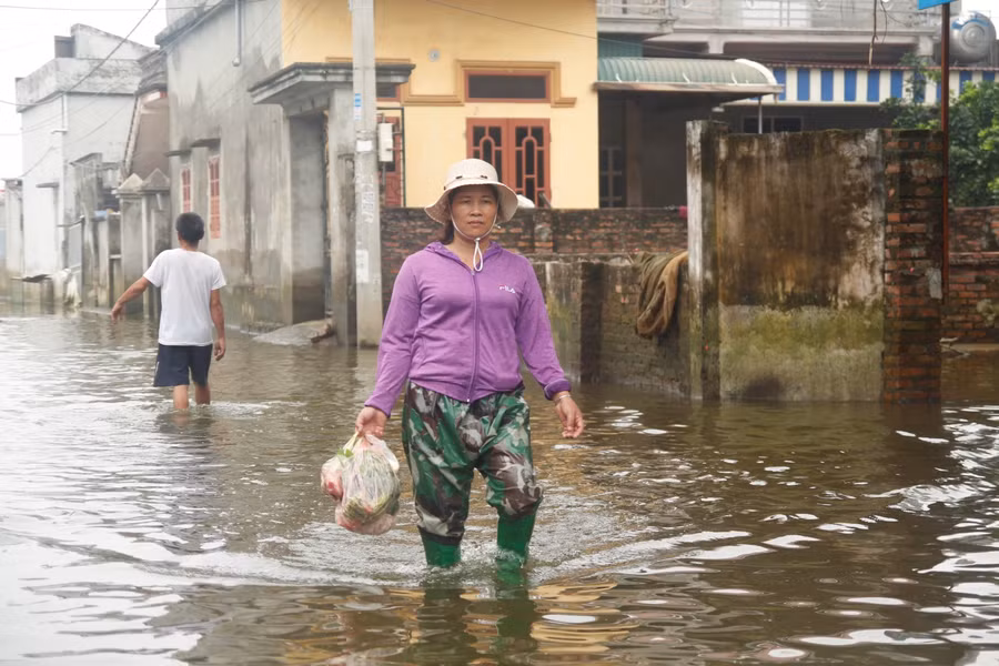 Việc lội nước để mua thức ăn đã quá quen với người dân ở đây