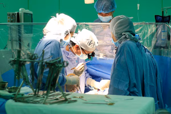 Các bác sĩ đang phẫu thuật nội soi tim cho bệnh nhân. Các bác sĩ đang phẫu thuật nội soi tim cho bệnh nhân. Ảnh: N.P