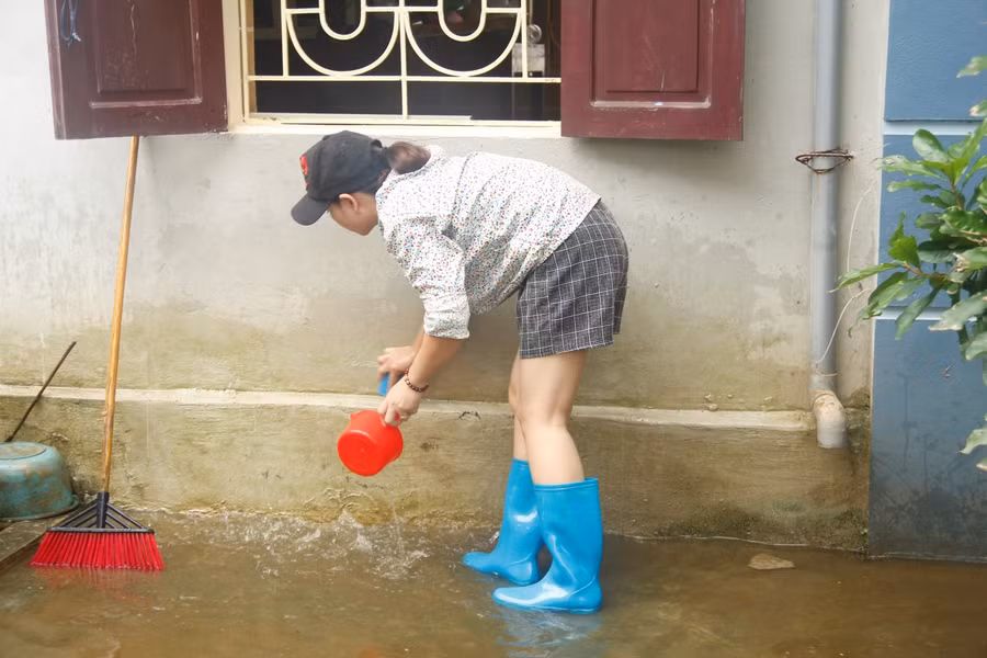 Những gia đình nằm ở khu vực nước rút sớm hơn đã có điều kiện vệ sinh lại nhà cửa