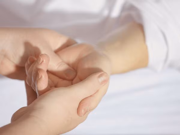 Học người Nhật cách tự mát-xa để giảm đau và thư giãn