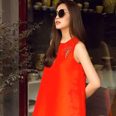 Hà Tăng chuộn váy dáng rộng, thiết kế đơn giản, tinh tế.