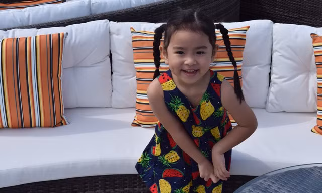 Má lúm đồng tiền là nét đặc trưng trên khuôn mặt cô gái này.