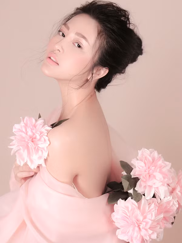 Có thể dùng phấn mắt màu nude, phủ một chút nhũ bóng và chuốt mascara nhẹ nhàng.