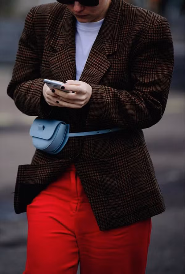 Kết hợp túi hot trend cùng các kiểu áo blazer kẻ sọc ca rô, áo len phom dáng rộng đi cùng chân váy midi, chân váy bút chì, quần jeanlà cách mà nhiều fashionista áp dụng.