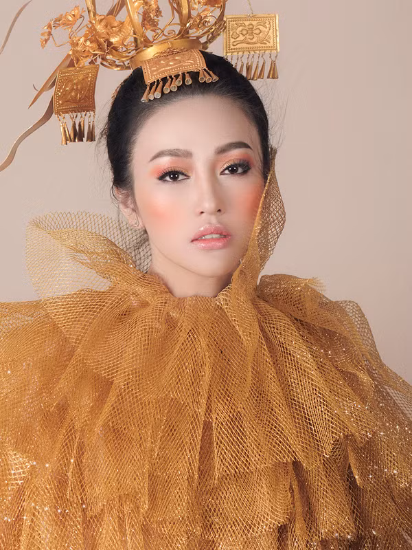 Má hồng màu cam đất giúp khuôn mặt thêm phần ấn tượng.