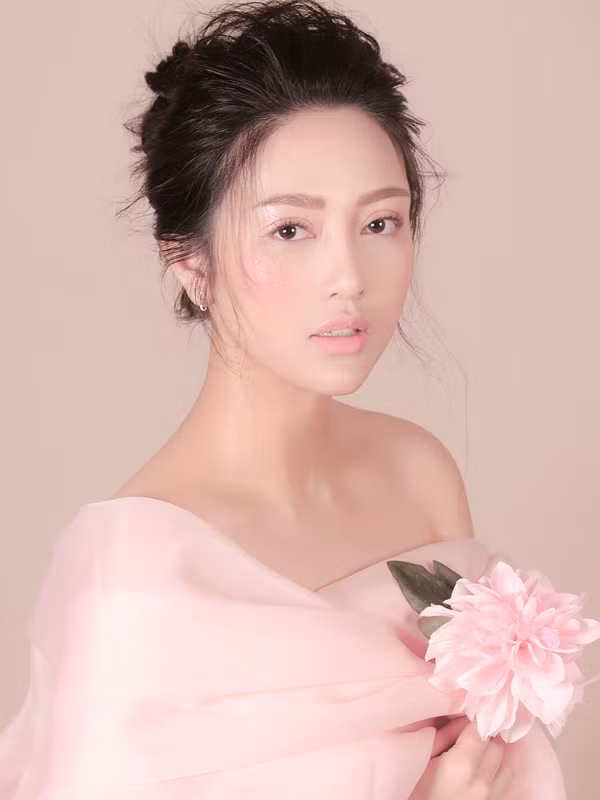 Với màu son hồng pastel dạng lì, bạn nên tạo điểm nhấn ở phấn má để khuôn mặt không bị nhợt nhạt.