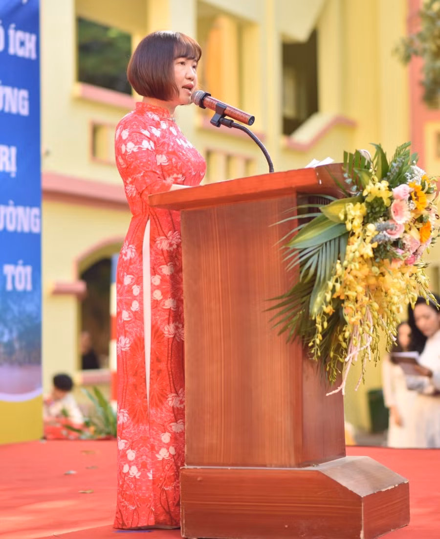 Hiệu trưởng Trần Thị Bích Hợp.