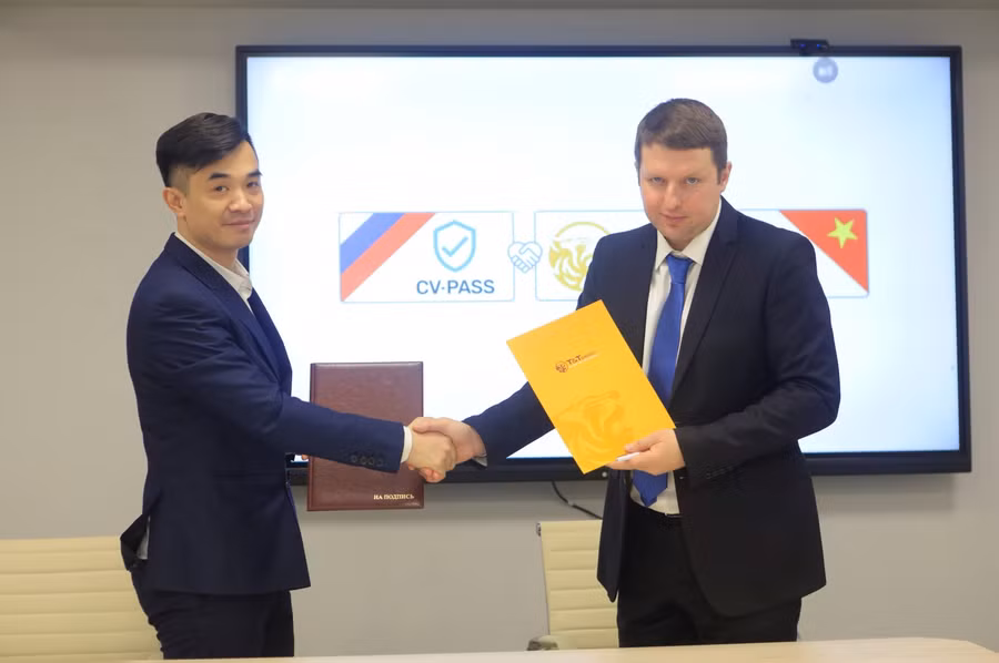 Ông Nguyễn Huy Hùng Việt - Tổng Giám đốc Công ty T&amp;T Nga (trái) và Ông Andrey Kolmogorov - Tổng Giám đốc Công ty CVPASS (phải) ký kết Biên bản ghi nhớ hợp tác. (Ảnh: TTXVN).