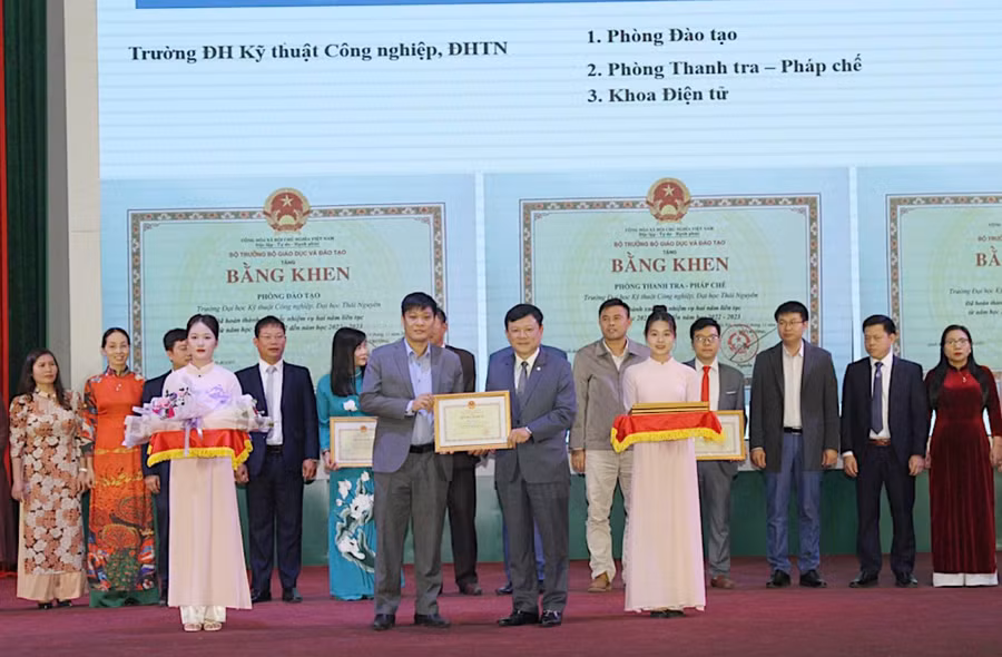 Nhiều tập thể, cá nhân đã được khen thưởng tôn vinh trong dịp này.