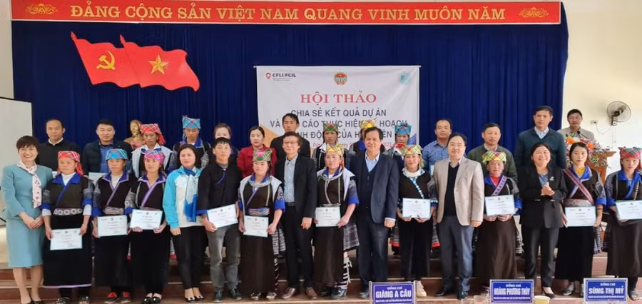 Trao chứng nhận cho các học viên.