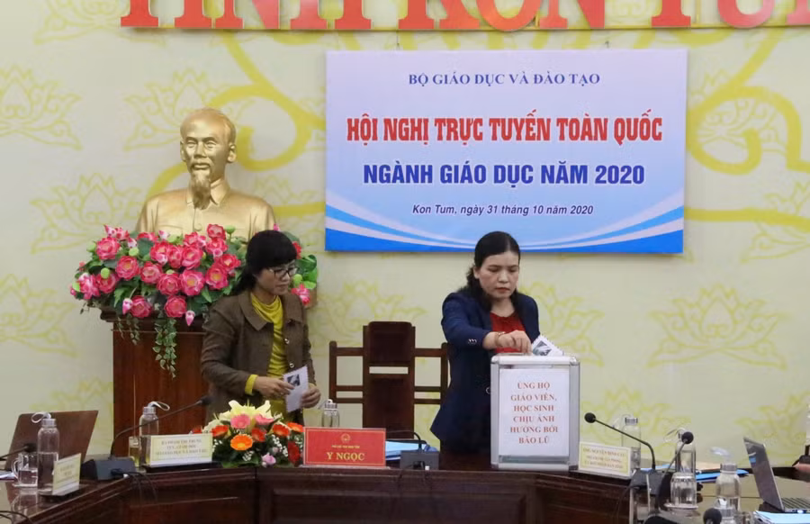 Kon Tum ủng hộ, quyên góp hỗ trợ đồng bào bị ảnh hưởng của bão lũ miền Trung.