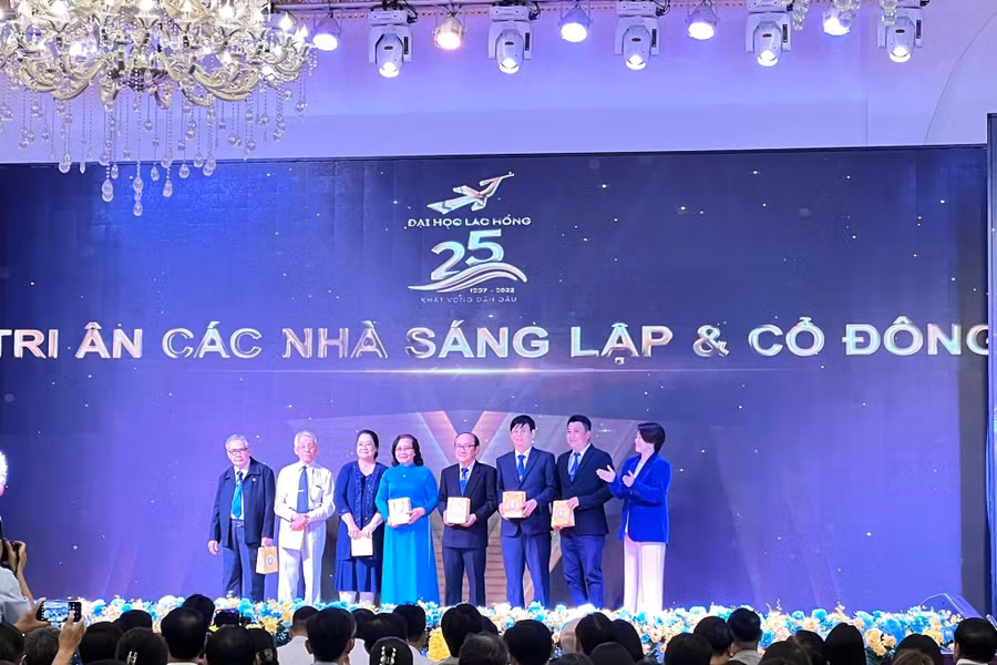 Trường ĐH Lạc Hồng trao quà tri ân cho các nhà sáng lập.