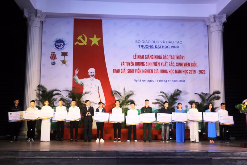 GS.TS. Nguyễn Huy Bằng - Hiệu trưởng, Chủ tịch Hội đồng khoa học và đào tạo trao phần thưởng cho sinh viên thủ khoa đầu vào của các ngành tại Lễ khai giảng khóa đào tạo thứ 61