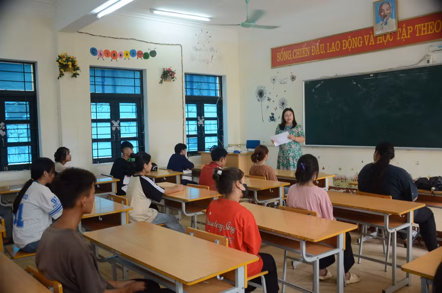 Thí sinh nghe phổ biến quy chế.