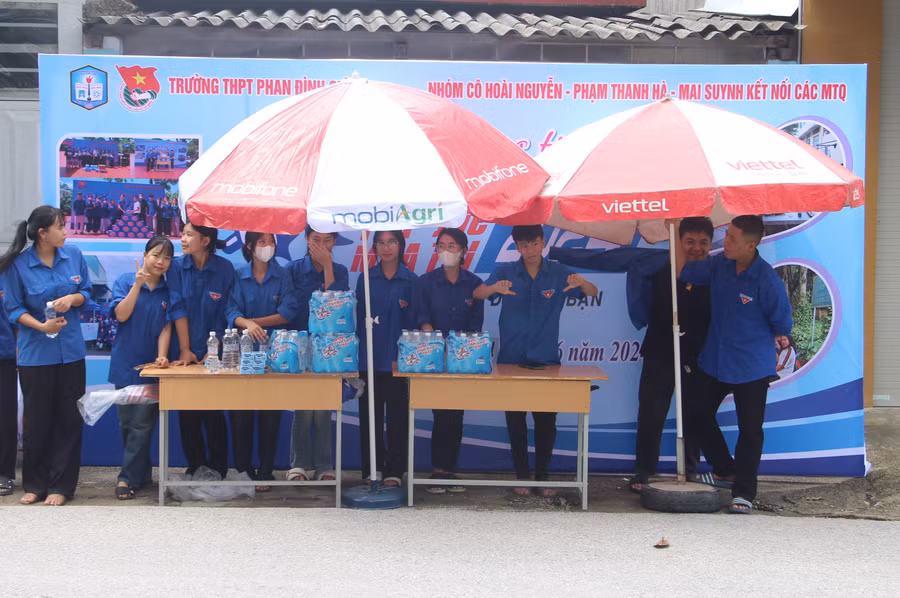 Lực lượng tình nguyện viên tham gia "tiếp sức mùa thi" tại điểm trường THPT Phan Đình Giót. Lực lượng tình nguyện viên tham gia "tiếp sức mùa thi" tại điểm trường THPT Phan Đình Giót.
