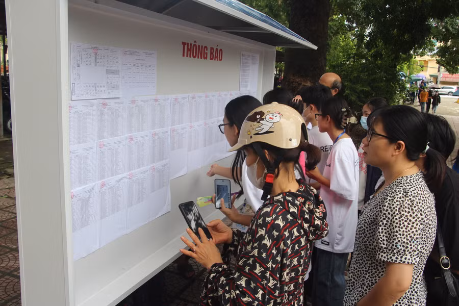 Thí sinh kiểm tra thông tin cá nhân. Thí sinh kiểm tra thông tin cá nhân.