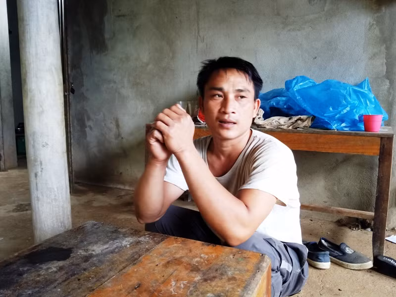 Anh Quách Văn Hùng - một thành viên trong cụm dân cư số 2 của Làng cố bám trụ lại đây sinh sống. Theo anh Hùng cho hay, cả khu dân cư anh ở có 13 căn nhà, nhưng đến nay chỉ còn anh và 1 người hàng xóm bám trụ..