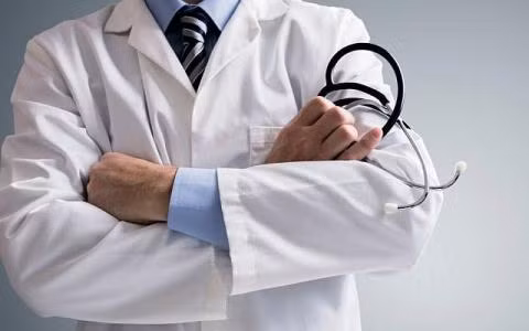 Nhà văn giả danh bác sĩ để khám ngực phụ nữ đẹp Nha van gia danh bac si de kham nguc phu nu dep