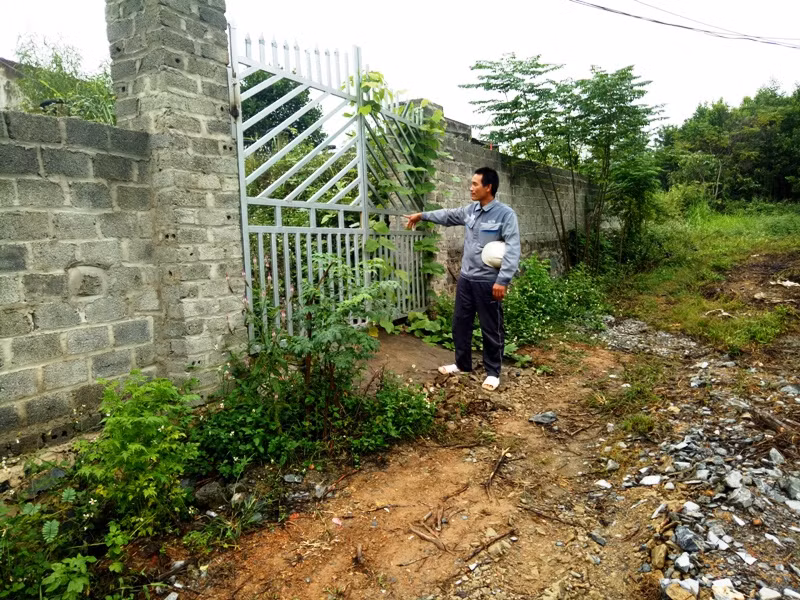 Trong cụm dân cư số 2 của Làng Thanh niên lập nghiệp sông Chàng có nhiều căn nhà bỏ hoang.