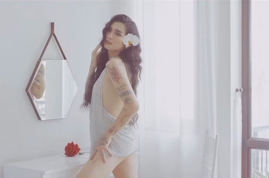  Dù Bảo Anh sử dụng khá ít trang phục trong MV Như lời đồn, song, BB Trần vẫn hóa thân vô cùng xuất sắc so với phiên bản chính. Nam diễn viên kheo body cực bốc lửa trong thiết kế đầm khoét lưng vô cùng gợi cảm.