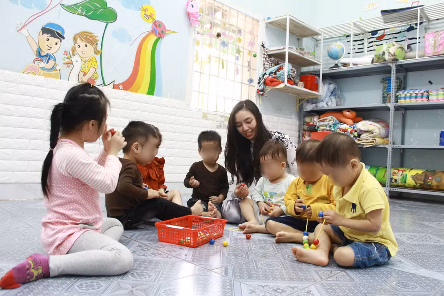 Cô Trân với những bài học đơn giản nhưng gần gũi để dạy cho những trẻ khiếm khuyết, tự kỷ hòa nhập với cộng đồng. Cô Trân với những bài học đơn giản nhưng gần gũi để dạy cho những trẻ khiếm khuyết, tự kỷ hòa nhập với cộng đồng.