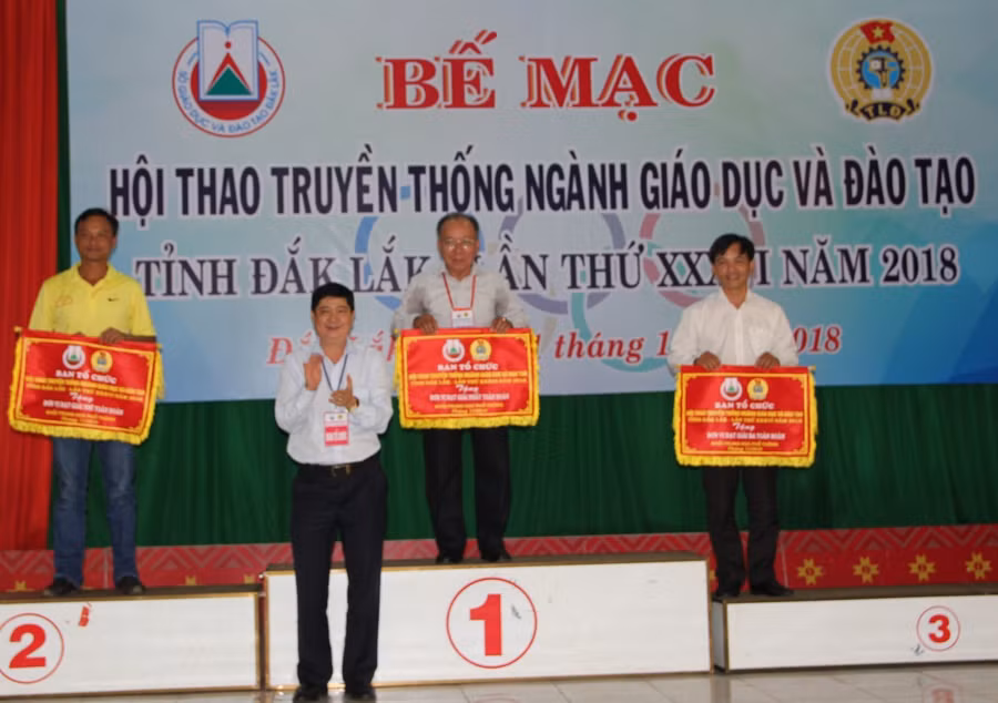 Ông Phạm Đăng Khoa – Giám đốc Sở GDĐT trao cờ toàn đoàn cho khối trường THPT