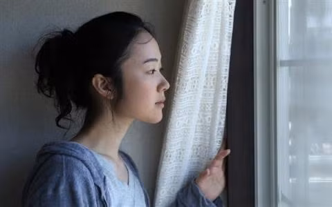 Trốn trong tủ quần áo định làm chồng bất ngờ, ai ngờ phát hiện điều khủng khiếp
