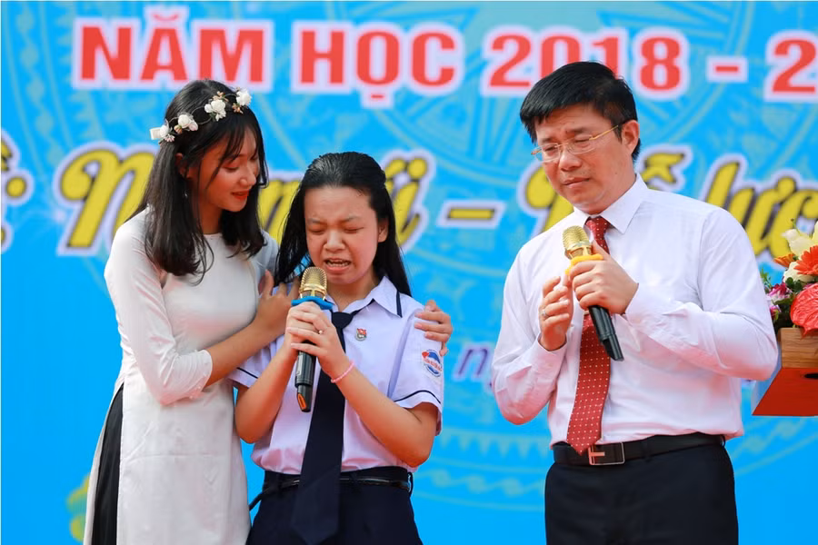 Những giọt nước mắt xúc động đã rơi khi thầy Nguyễn Minh Quý nhắc đến tấm gương NỖ LỰC vượt nghịch cảnh học giỏi của em Nguyễn Ngọc Phương Chi học sinh lớp 10C13. Những giọt nước mắt xúc động đã rơi khi thầy Nguyễn Minh Quý nhắc đến tấm gương NỖ LỰC vượt nghịch cảnh học giỏi của em Nguyễn Ngọc Phương Chi học sinh lớp 10C13.