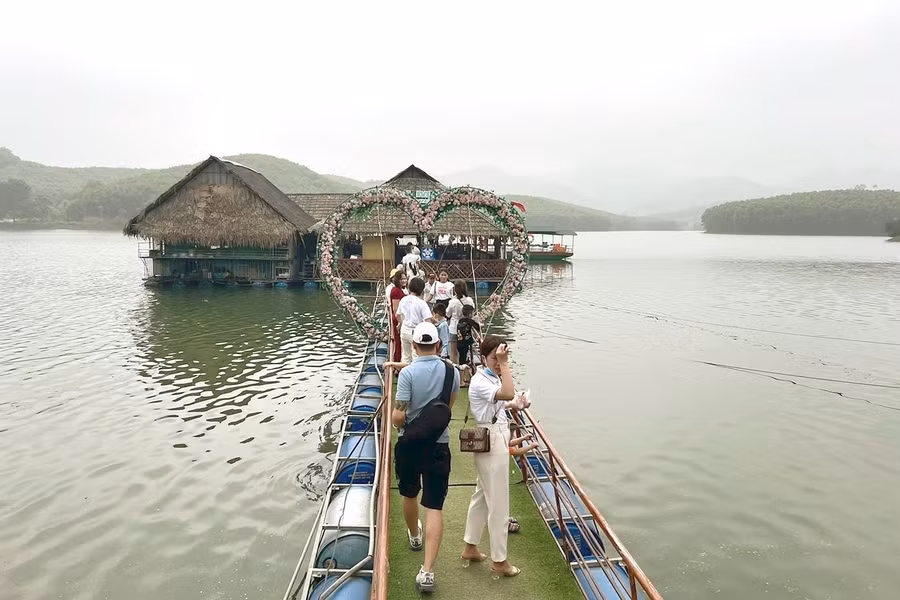 Du khách đến khu du lịch sinh thái Hòn Mát (huyện Nghĩa Đàn) Du khách đến khu du lịch sinh thái Hòn Mát (huyện Nghĩa Đàn)
