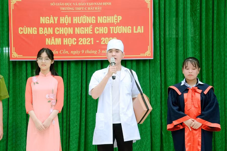 Học sinh Trường THPT C Hải Hậu trong hoạt động ngoại khóa về chủ đề hướng nghiệp năm học 2021-2022.