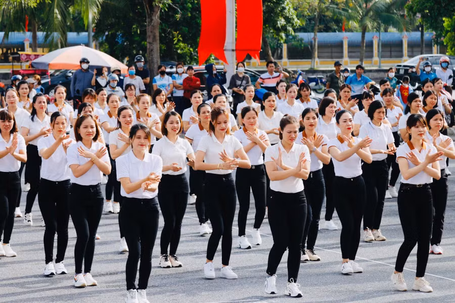 Hoạt động thể dục thể thao được đông đảo cán bộ quản lý, giáo viên, nhân viên và học sinh tại các nhà trường ở Nam Định hưởng ứng tích cực.