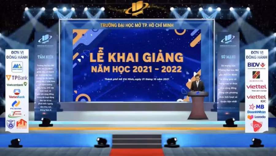 GS.TS Nguyễn Minh Hà- Hiệu trưởng Trường ĐH Mở TPHCM phát biểu tại lễ khai giảng