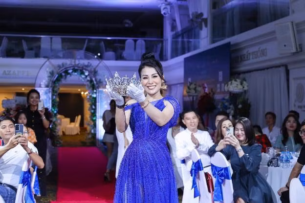 Bà Đàm Hương Thủy và chiếc vương miện đầy quyền lực. Bà Đàm Hương Thủy và chiếc vương miện đầy quyền lực.