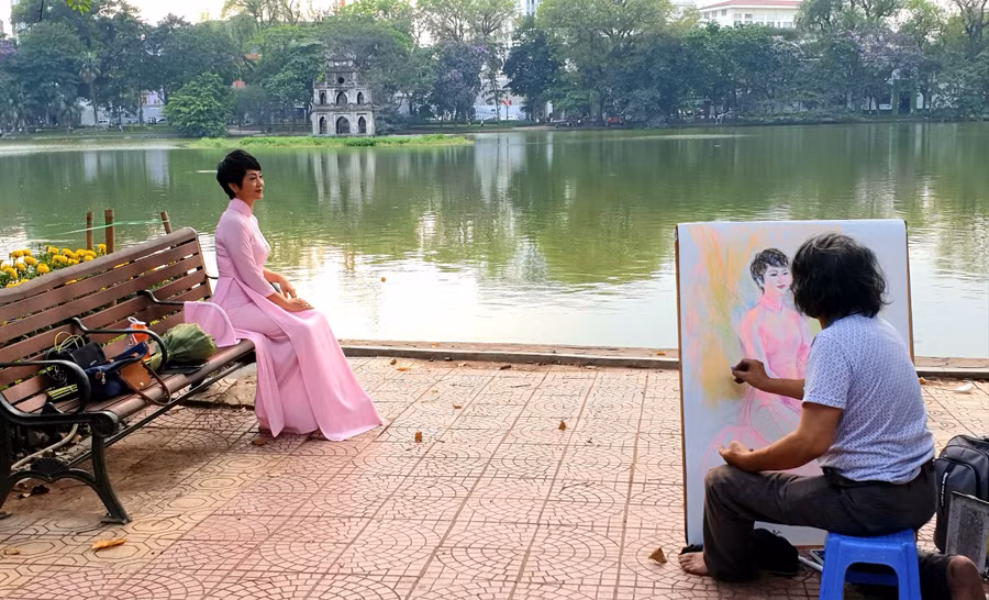 Hồ Gươm là trái tim của Hà Nội – như một lẵng hoa đẹp giữa lòng Thủ đô, ít nơi nào có được. Nằm ở trung tâm hồ là Tháp Rùa rêu phong cổ kính nghiêng bóng soi xuống gương hồ. Nơi đây là nguồn cảm hứng bất tận để các văn nghệ sỹ gửi gắm tình yêu Hà Nội.
