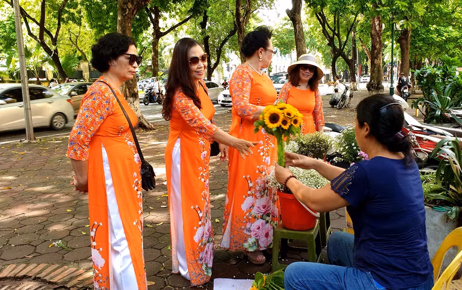 Thêm một bó hoa để làm duyên trước khi chụp ảnh