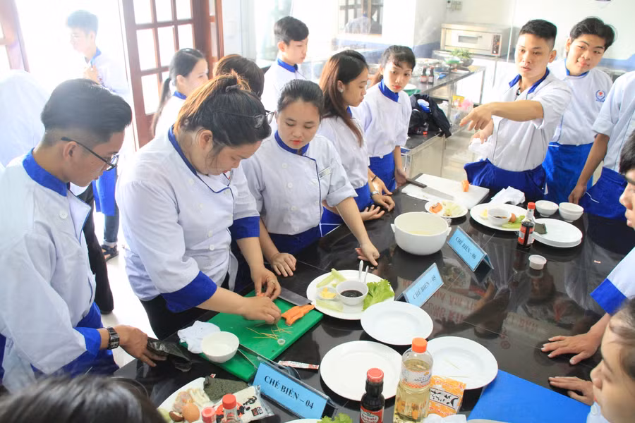 Sinh viên Trường Cao đẳng Quốc tế TP.HCM trong một giờ thực hành