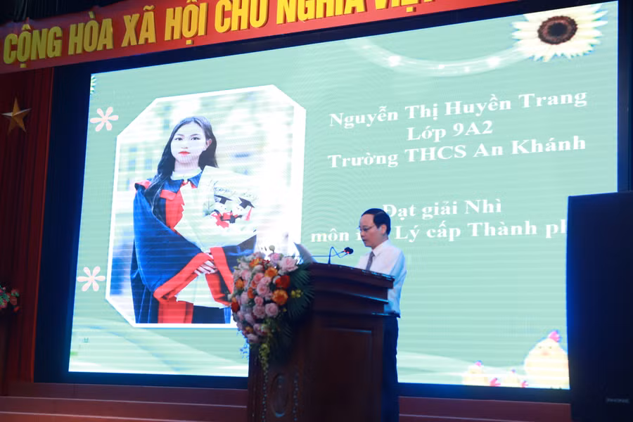 Ông Vương Văn Lâm - Trưởng Phòng GD&amp;ĐT huyện Hoài Đức điểm lại một số thành tích ngành Giáo dục Hoài Đức đạt được trong năm học vừa qua.