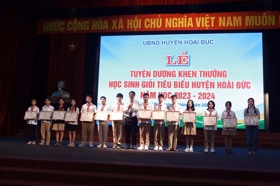 Các em học sinh tiêu biểu được lãnh đạo huyện Hoài Đức trao thưởng.