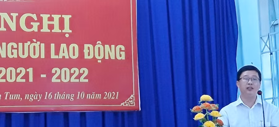 Thầy Ngô Xuân Quang chia sẻ kinh nghiệm hướng dẫn học sinh tham gia Cuộc thi khoa học kỹ thuật dành cho học sinh trung học tại Hội nghị Viên chức- người lao động của Trường THPT Trường Chinh năm học 2021-2022