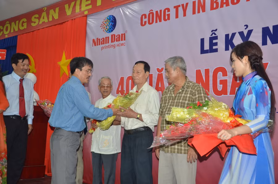 Ông Đỗ Minh Tuệ - Giám đốc công ty tặng hoa tri ân các cán bộ nguyên là lãnh đạo công ty. Ông Đỗ Minh Tuệ - Giám đốc công ty tặng hoa tri ân các cán bộ nguyên là lãnh đạo công ty.