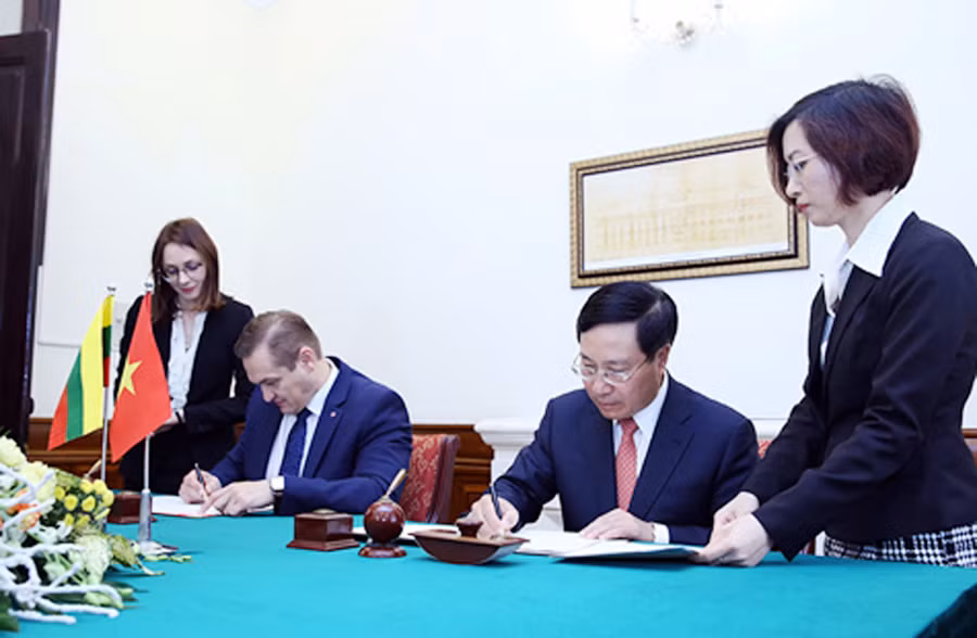 Phó Thủ tướng Phạm Bình Minh và Bộ trưởng Eimutis Misiunas ký Hiệp định nhận trở lại công dân giữa hai nước