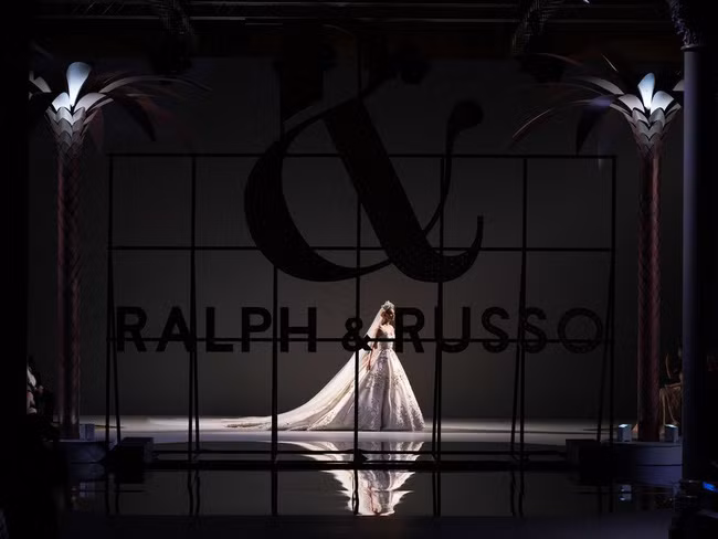Lộ diện ứng viên váy cưới vạn người mê của năm 2019: đồ Haute Couture xa hoa khó cưỡng, có thể biến mọi cô dâu thành bà hoàng - Ảnh 1. Lộ diện ứng viên váy cưới vạn người mê của năm 2019: đồ Haute Couture xa hoa khó cưỡng, có thể biến mọi cô dâu thành bà hoàng - Ảnh 1.