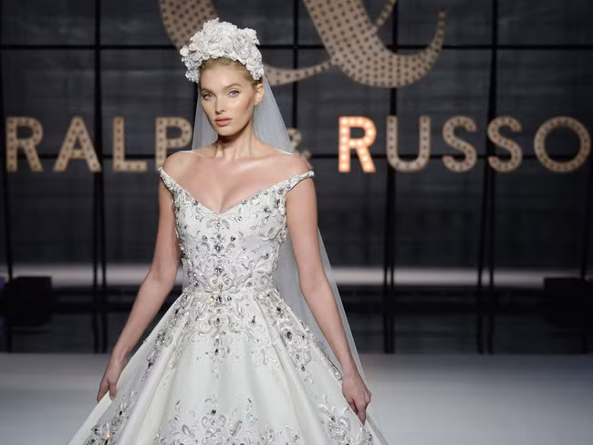 Lộ diện ứng viên váy cưới vạn người mê của năm 2019: đồ Haute Couture xa hoa khó cưỡng, có thể biến mọi cô dâu thành bà hoàng - Ảnh 4. Lộ diện ứng viên váy cưới vạn người mê của năm 2019: đồ Haute Couture xa hoa khó cưỡng, có thể biến mọi cô dâu thành bà hoàng - Ảnh 4.