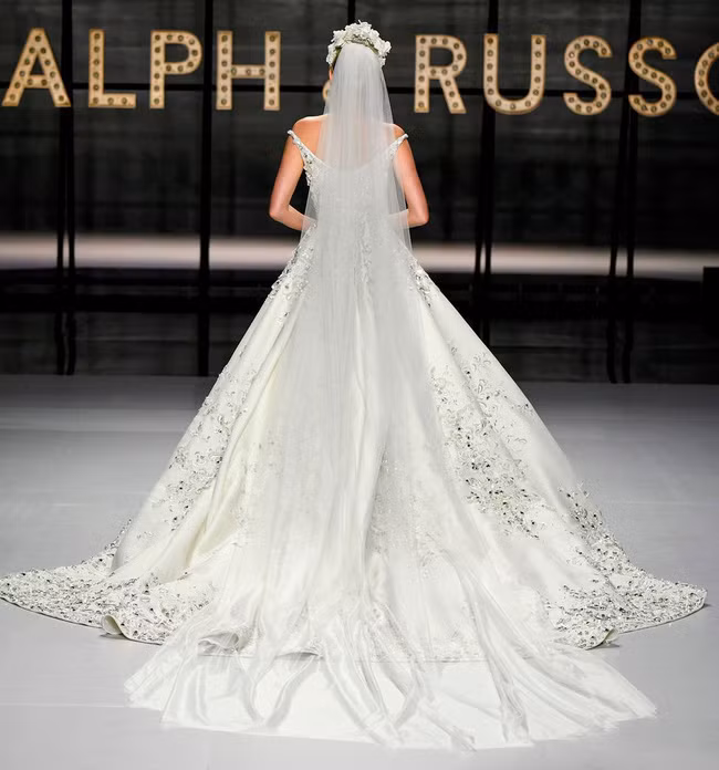 Lộ diện ứng viên váy cưới vạn người mê của năm 2019: đồ Haute Couture xa hoa khó cưỡng, có thể biến mọi cô dâu thành bà hoàng - Ảnh 5. Lộ diện ứng viên váy cưới vạn người mê của năm 2019: đồ Haute Couture xa hoa khó cưỡng, có thể biến mọi cô dâu thành bà hoàng - Ảnh 5.
