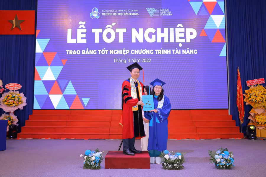 Một sinh viên nhận bằng tốt nghiệp
