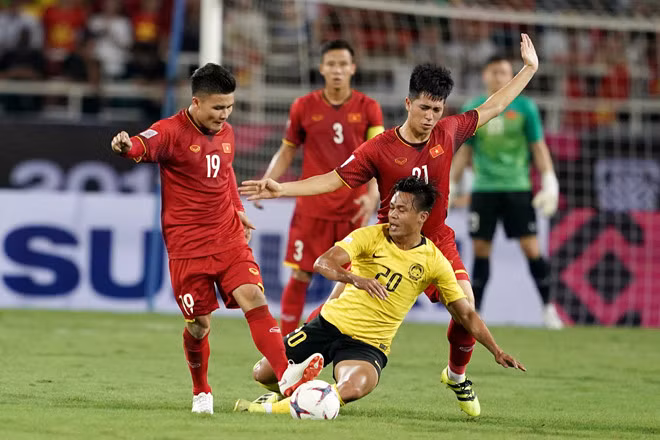 Malaysia (áo vàng) không muốn tiếp tục gục ngã trước Quang Hải và các đồng đội.