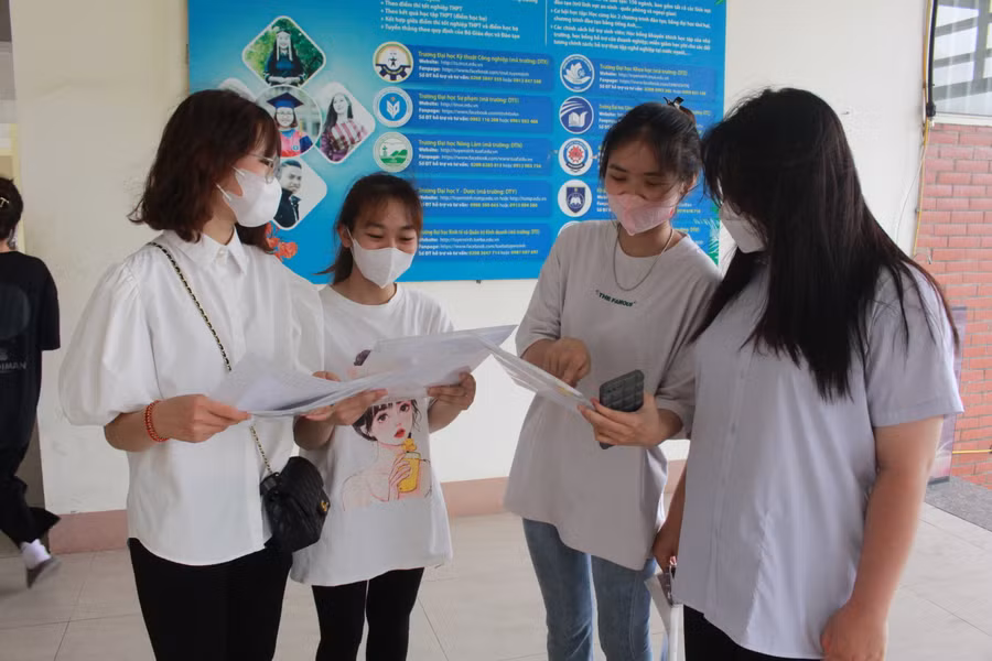 Thí sinh nhận xét đề thi có tính phân hóa cao. Thí sinh nhận xét đề thi có tính phân hóa cao.