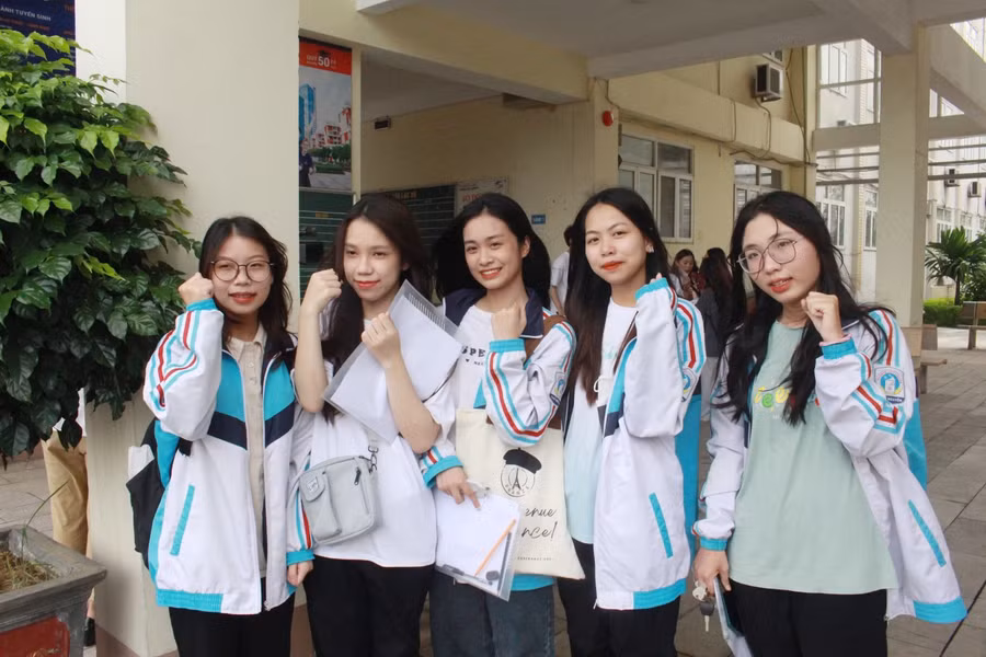 Thí sinh tại điểm thi trường THPT Chuyên Thái Nguyên tự tin bước vào môn thi Ngữ văn.